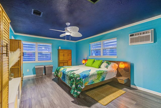 2108 Knollwood Street, Kemah, TX 77565