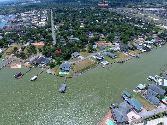 2108 Knollwood Street, Kemah, TX 77565