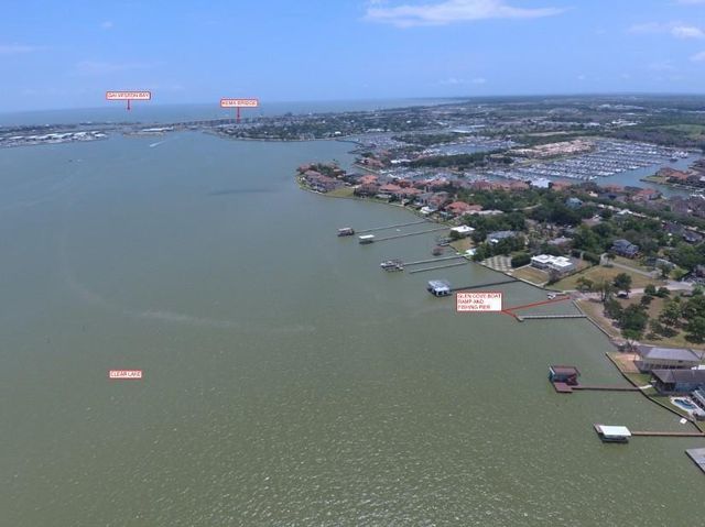 2108 Knollwood Street, Kemah, TX 77565