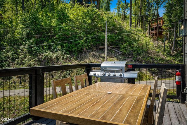 612 Sunset Lane, Gatlinburg, TN 37738