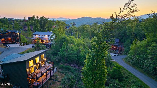 612 Sunset Lane, Gatlinburg, TN 37738
