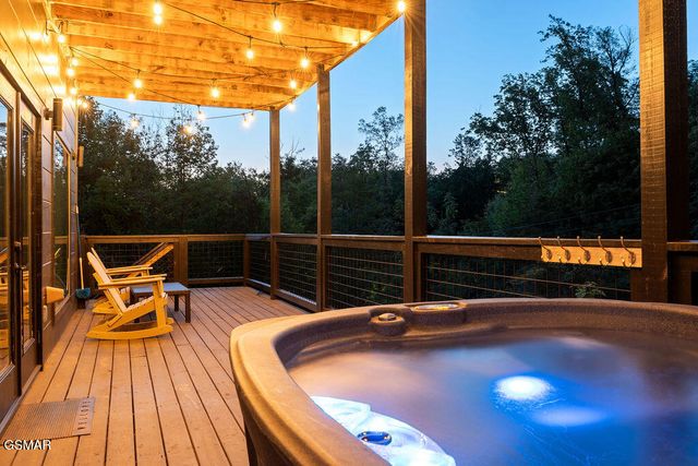 612 Sunset Lane, Gatlinburg, TN 37738