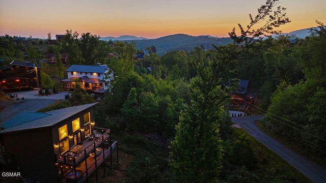 612 Sunset Lane, Gatlinburg, TN 37738