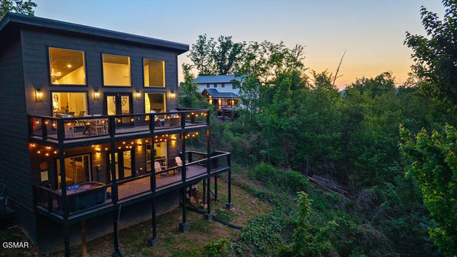 612 Sunset Lane, Gatlinburg, TN 37738