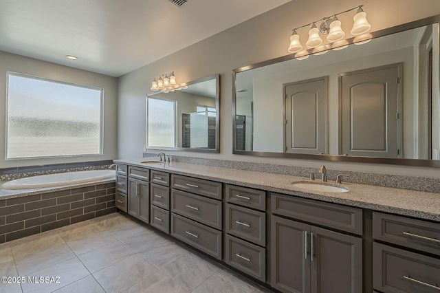 525 N Sonoma Vista Drive, Green Valley, AZ 85614