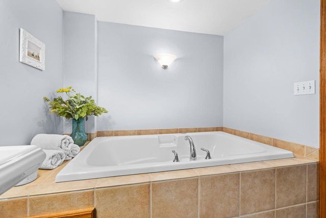 3137 HARTFORD COURT, Suamico, WI 54313