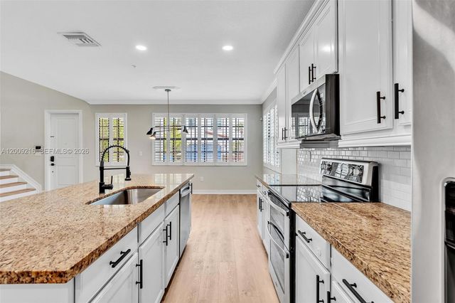 11541 SW 15th St, Pembroke Pines, FL 33025