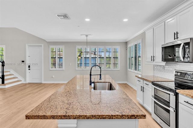11541 SW 15th St, Pembroke Pines, FL 33025
