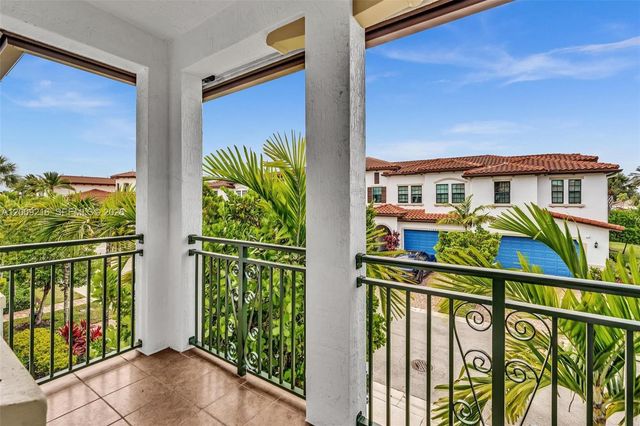 11541 SW 15th St, Pembroke Pines, FL 33025