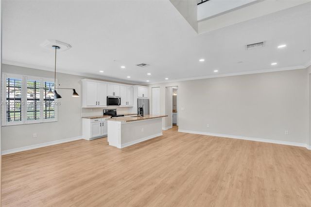 11541 SW 15th St, Pembroke Pines, FL 33025