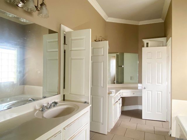 4747 Evergreen Dr, Port Allen, LA 70767