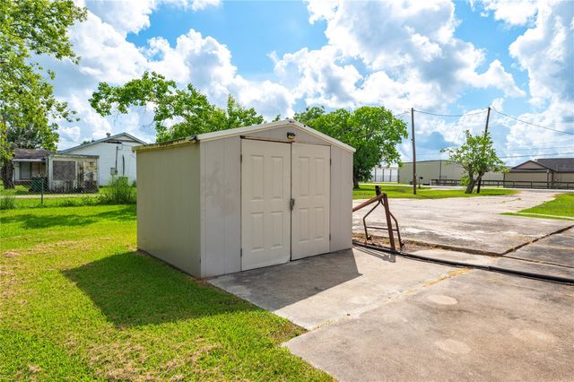 1857 County Road 99, Alvin, TX 77511