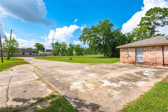 1857 County Road 99, Alvin, TX 77511