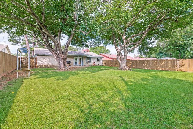 1911 Devonshire Drive, Arlington, TX 76015