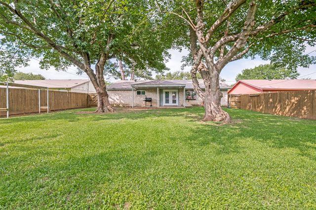 1911 Devonshire Drive, Arlington, TX 76015