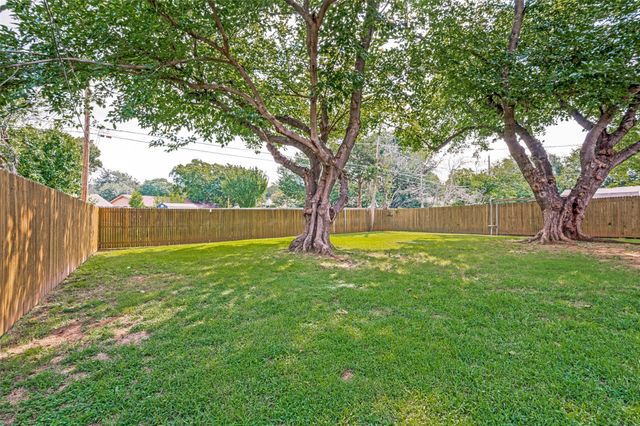 1911 Devonshire Drive, Arlington, TX 76015