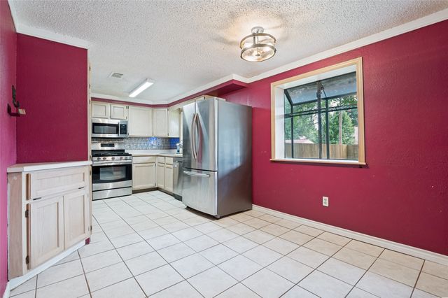 1911 Devonshire Drive, Arlington, TX 76015