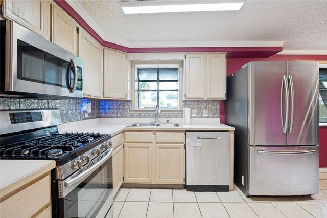 1911 Devonshire Drive, Arlington, TX 76015