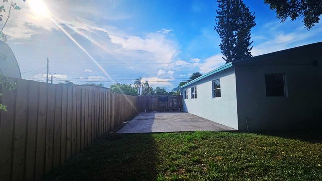 5950 NW 42nd Ave, Lauderdale Lakes, FL 33319