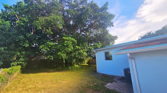 5950 NW 42nd Ave, Lauderdale Lakes, FL 33319