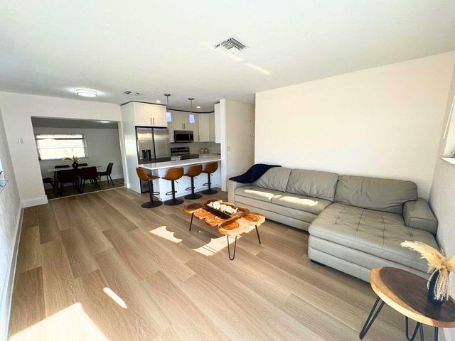 5950 NW 42nd Ave, Lauderdale Lakes, FL 33319