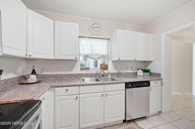 1995 E BURKHOLDER Circle, Jacksonville, FL 32216