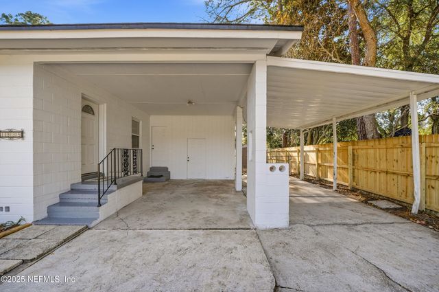 1995 E BURKHOLDER Circle, Jacksonville, FL 32216