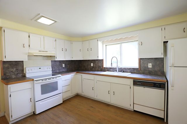825 E River Road, Flushing, MI 48433