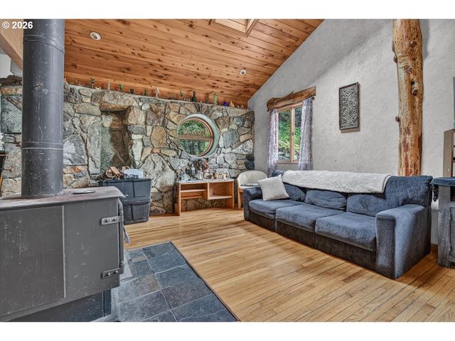 7007 PLACER Rd, Wolf Creek, OR 97497