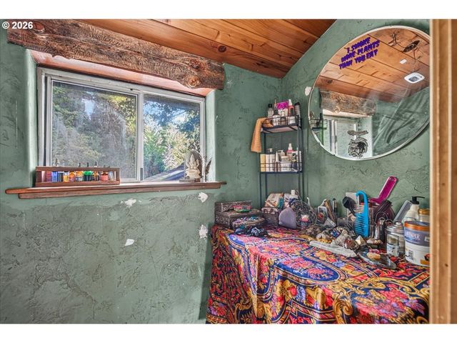 7007 PLACER Rd, Wolf Creek, OR 97497