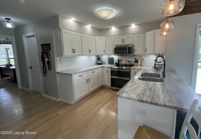 8120 Bohannon Station Rd, Louisville, KY 40291