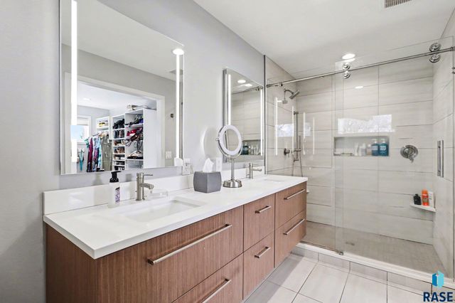 1916 S Austin Dr Drive, Sioux Falls, SD 57105