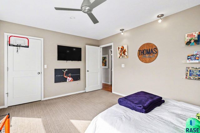 1916 S Austin Dr Drive, Sioux Falls, SD 57105