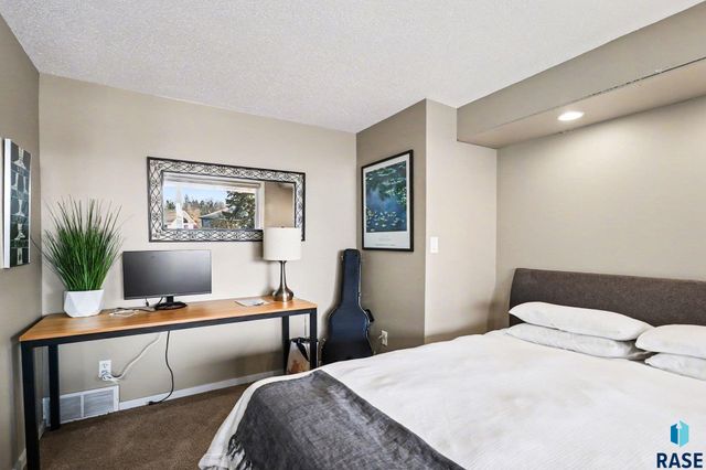 1916 S Austin Dr Drive, Sioux Falls, SD 57105