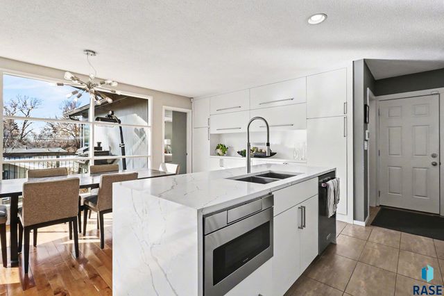 1916 S Austin Dr Drive, Sioux Falls, SD 57105