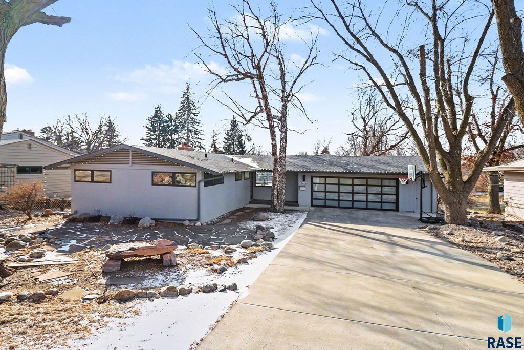 1916 S Austin Dr Drive, Sioux Falls, SD 57105