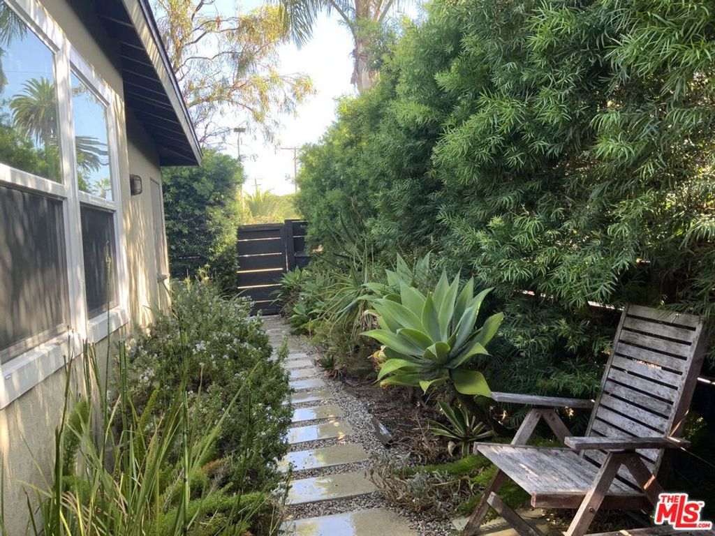 Image 1 of property listing at 320 Grand Boulevard, Los Angeles, CA 90291