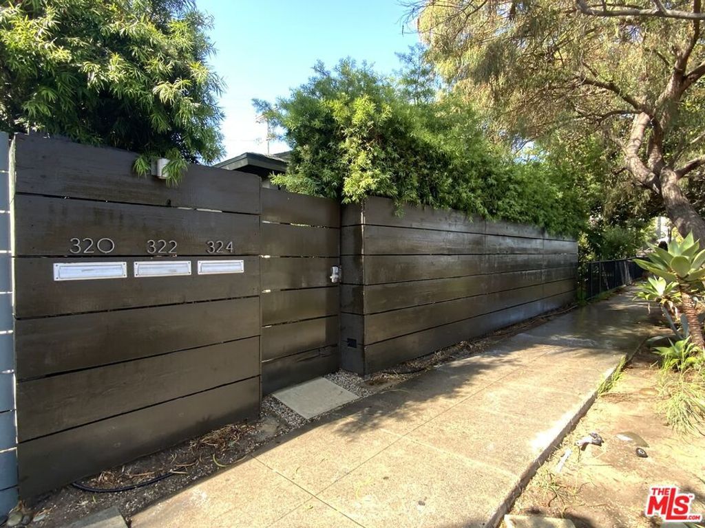 Image 10 of property listing at 320 Grand Boulevard, Los Angeles, CA 90291