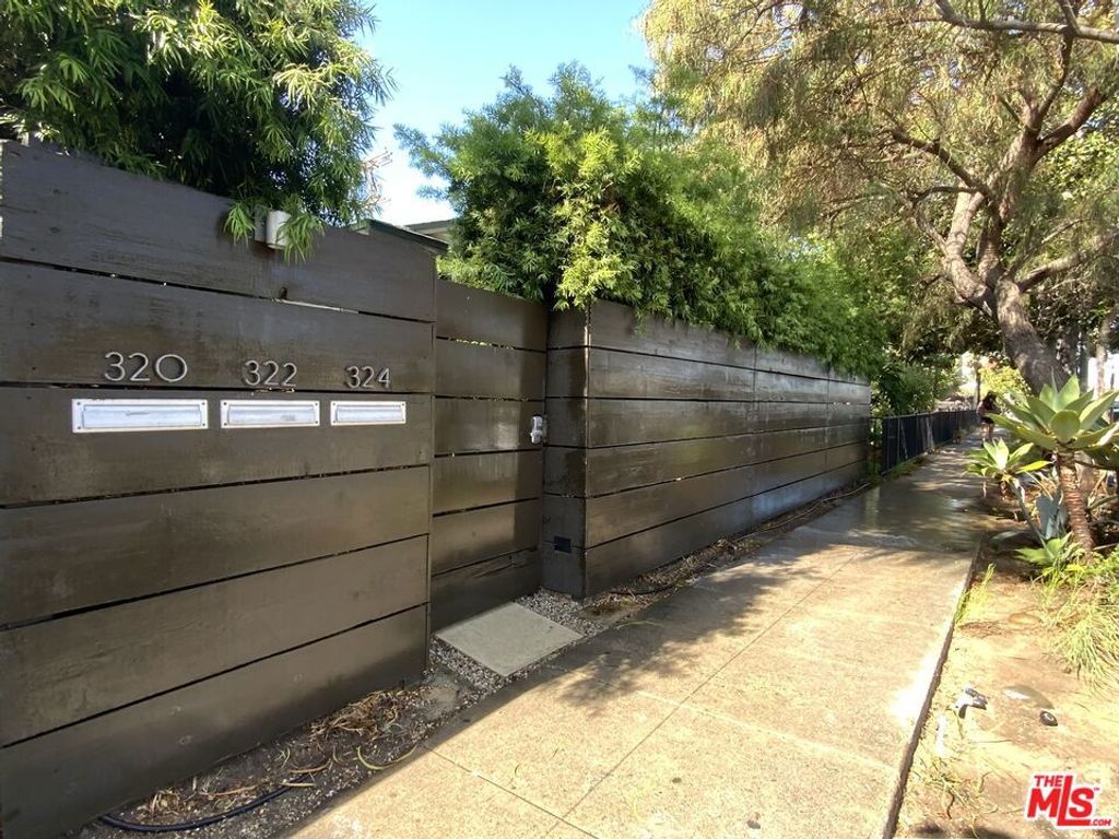 Image 11 of property listing at 320 Grand Boulevard, Los Angeles, CA 90291