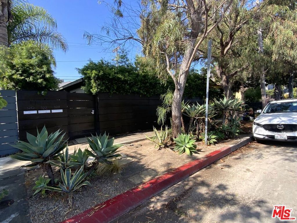 Image 12 of property listing at 320 Grand Boulevard, Los Angeles, CA 90291