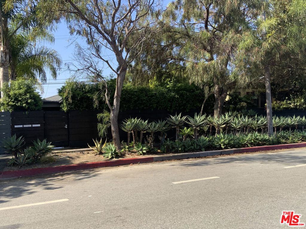 Image 13 of property listing at 320 Grand Boulevard, Los Angeles, CA 90291