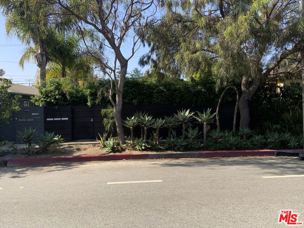 Image 14 of property listing at 320 Grand Boulevard, Los Angeles, CA 90291