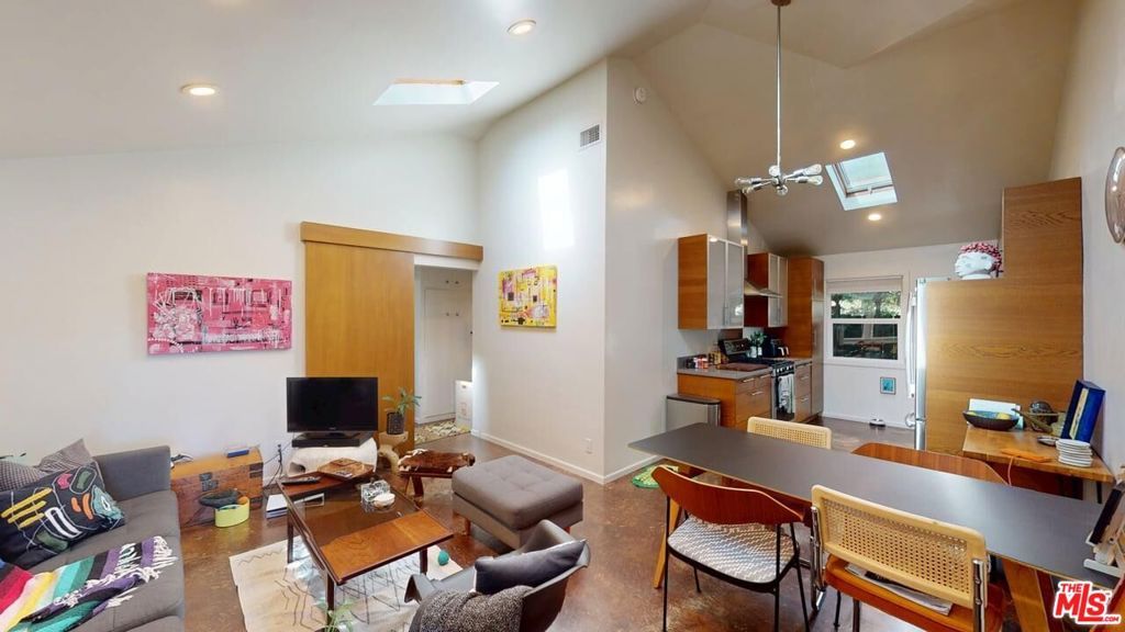 Image 15 of property listing at 320 Grand Boulevard, Los Angeles, CA 90291