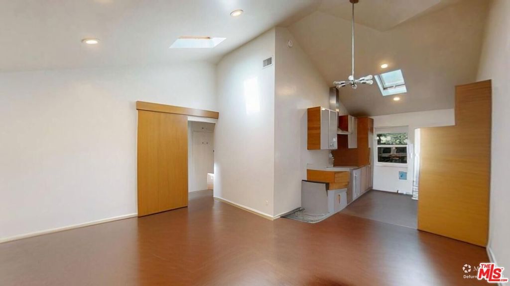 Image 16 of property listing at 320 Grand Boulevard, Los Angeles, CA 90291