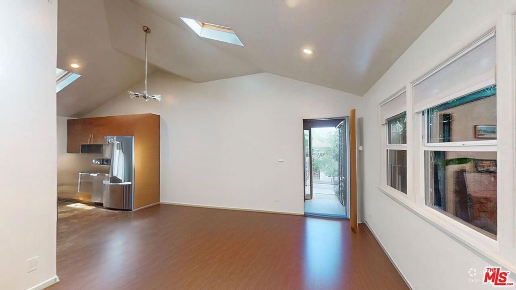 Image 17 of property listing at 320 Grand Boulevard, Los Angeles, CA 90291
