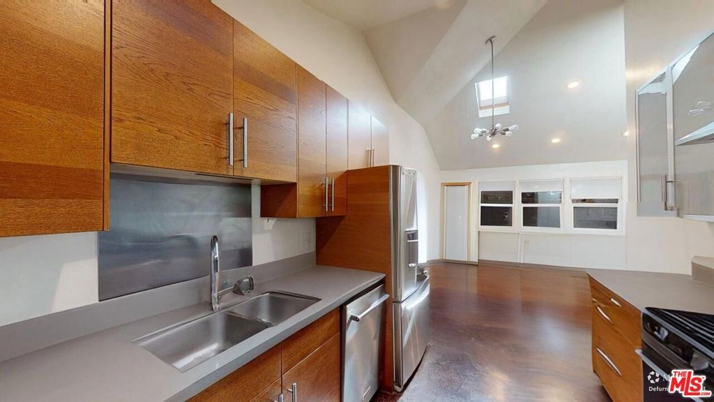 Image 18 of property listing at 320 Grand Boulevard, Los Angeles, CA 90291