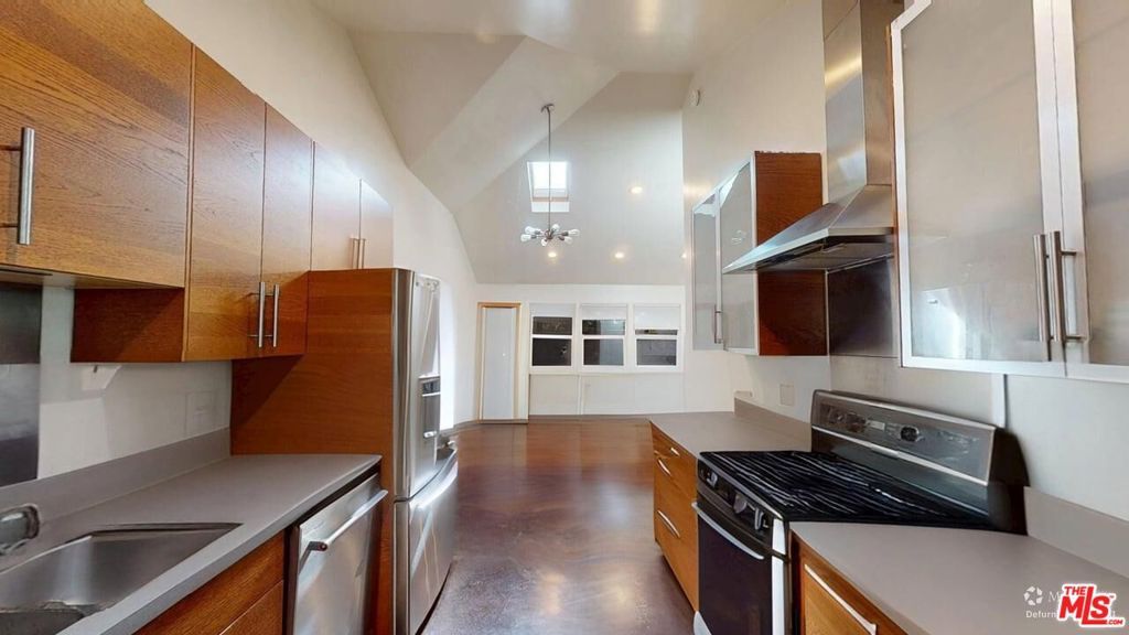 Image 19 of property listing at 320 Grand Boulevard, Los Angeles, CA 90291