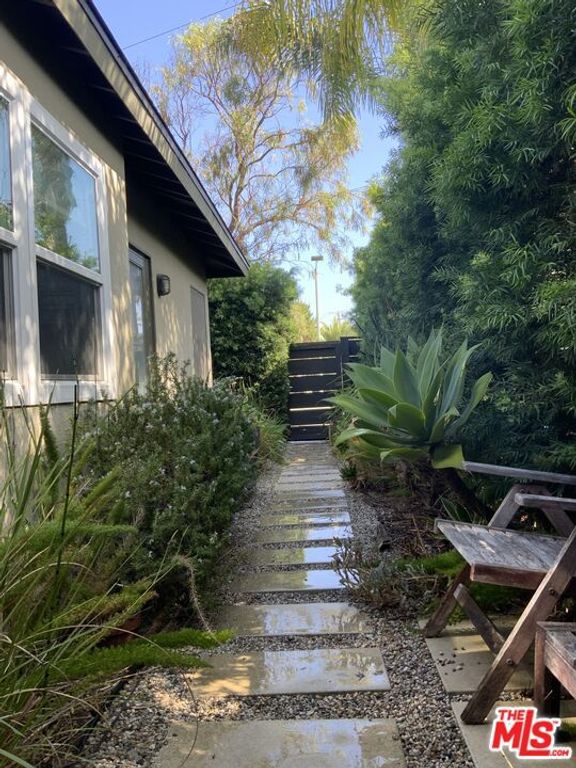 Image 2 of property listing at 320 Grand Boulevard, Los Angeles, CA 90291