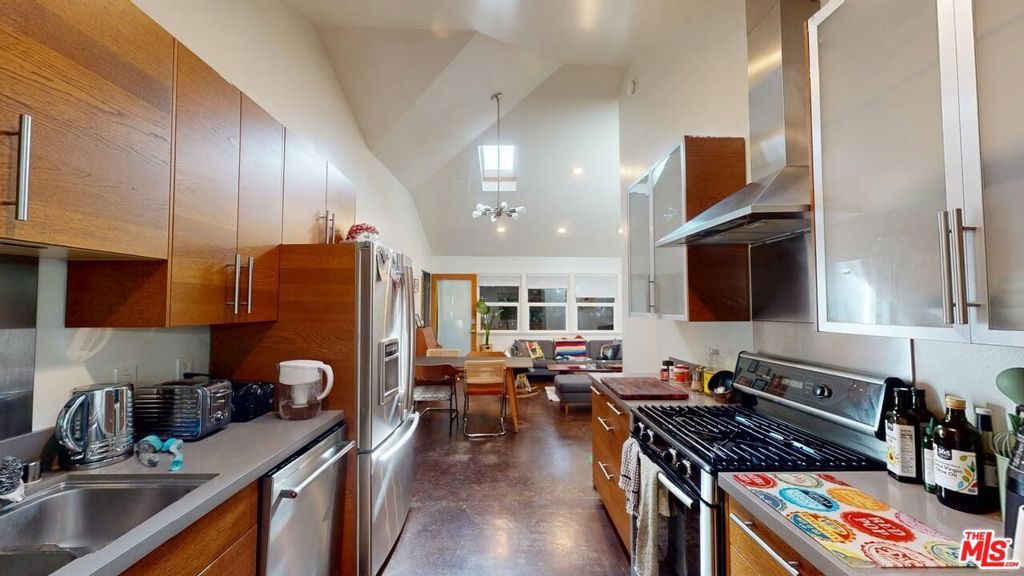 Image 20 of property listing at 320 Grand Boulevard, Los Angeles, CA 90291