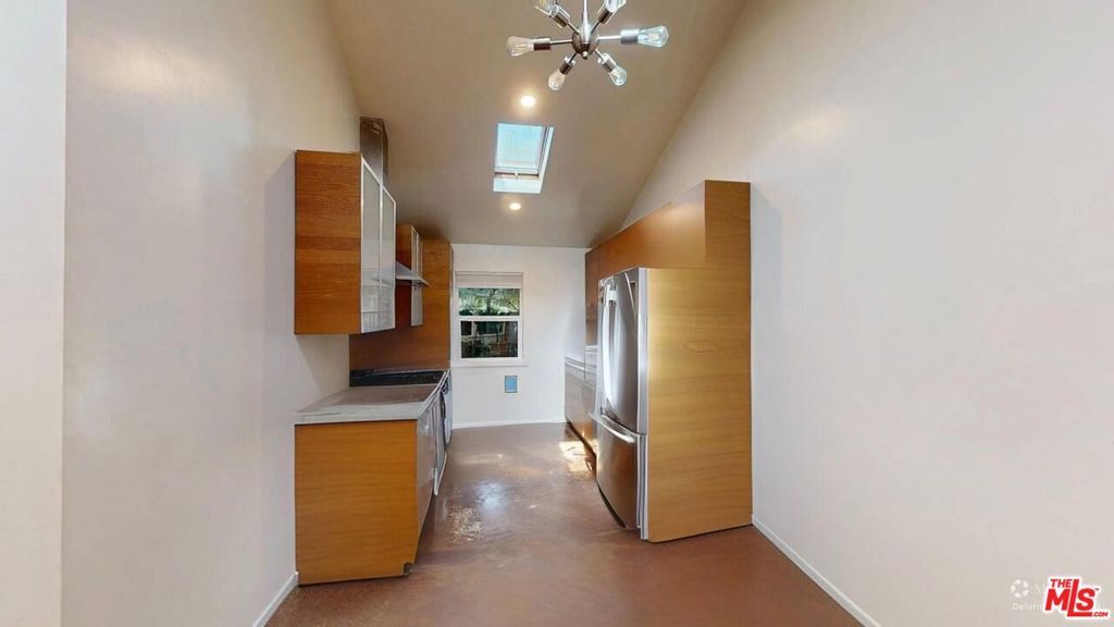 Image 21 of property listing at 320 Grand Boulevard, Los Angeles, CA 90291